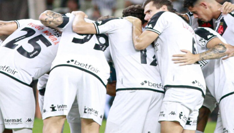 Jogadores do Vasco unem forças, mas não foi suficiente para vencer o Ceará (Foto: Matheus Lima/Vasco)