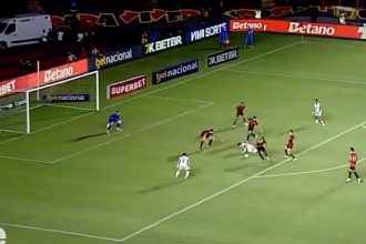 Lance de pênalti a favor do Palmeiras: marcação da falta gerou indignação no Sport (Imagem: GE/YouTube/Reprodução)