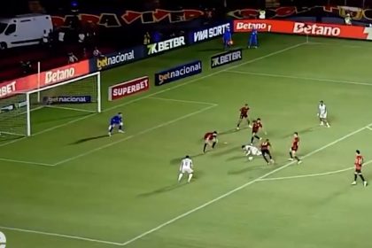 Lance de pênalti a favor do Palmeiras: marcação da falta gerou indignação no Sport (Imagem: GE/YouTube/Reprodução)