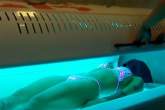 Fabricação e uso de lâmpadas de bronzeamento artificial estão proibidas no país