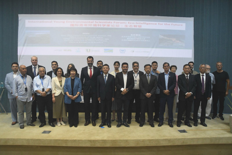Cientistas chineses e brasileiros no encontro em Manaus: busca comum por equilíbrio entre economia e proteção ambiental (Foto: CBA/Divulgação)