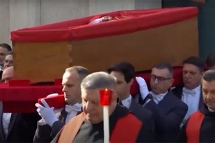 Caixão com o corpo do papa Francisco: sepultamento será no sábado (Imagem: YouTube/Reprodução)