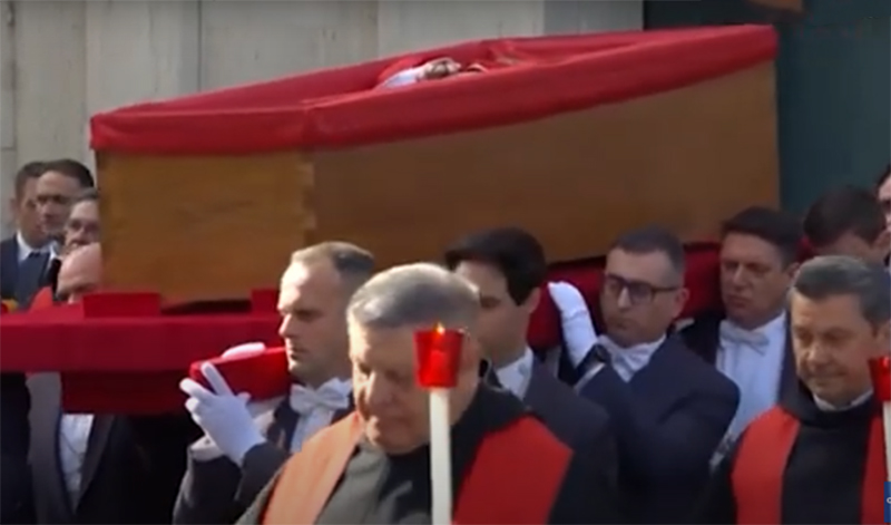 Caixão com o corpo do papa Francisco: sepultamento será no sábado (Imagem: YouTube/Reprodução)