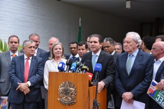 Hugo Motta concedeu entrevista com os ministros Ricardo Lewandowski e Gleisi Hoffmann (Foto: Douglas Gomes/Agência Câmara)