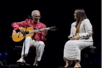 Cantor Gilberto Gil com a filha Preta Gil: emoção no palco (Imagem: Instagram/Reprodução)