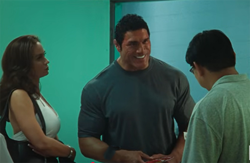 Emily Blunt com Dwayne Johnson em cena de Coração de Lutador: transformação pela maquiagem (Imagem: YouTube/trailer/Reprodução)