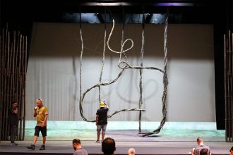 Montagem de cenário para ópera no Teatro Amazonas: retomada do festival (Foto: SEC-AM/Divulgação)