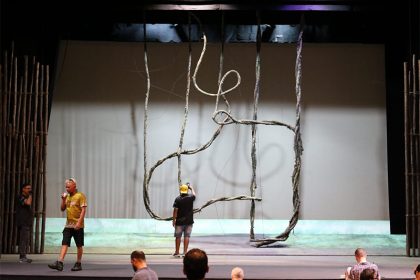 Montagem de cenário para ópera no Teatro Amazonas: retomada do festival (Foto: SEC-AM/Divulgação)