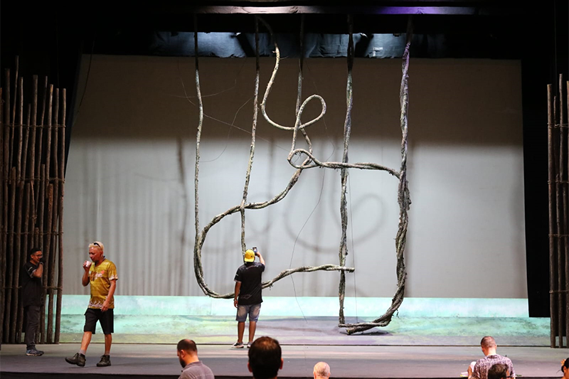 Montagem de cenário para ópera no Teatro Amazonas: retomada do festival (Foto: SEC-AM/Divulgação)