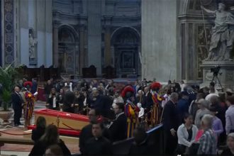 Público lota Basílica de São Pedro no último adeus ao papa Francisco (Imagem: YouTube/Reprodução)