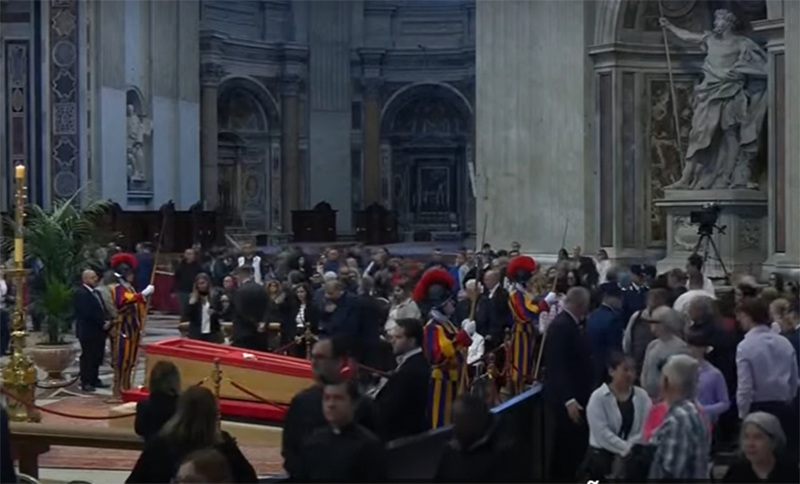 Público lota Basílica de São Pedro no último adeus ao papa Francisco (Imagem: YouTube/Reprodução)