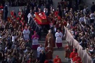 Corpo do papa Francisco foi levado até a Basílica de São Pedro (Imagem: YouTube/Reprodução)