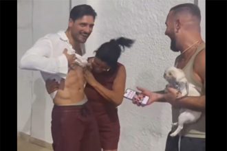 Delma admira 'tanquinho' de Daniel Rocha (Imagem: X/Reprodução)