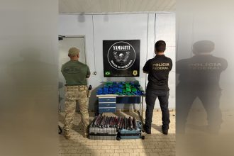 Policiais encontraram a droga em malas próximas a redes em barco (Foto: PF-AM/Divulgação)