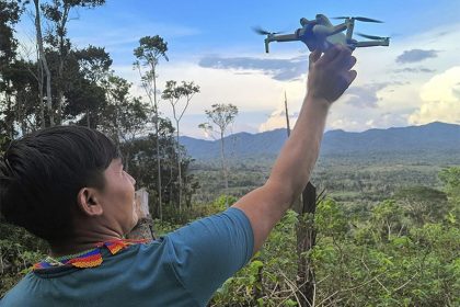 Jovens indígenas foram treinados para operar os drones (Foto: Evilene Paixão/HAY)