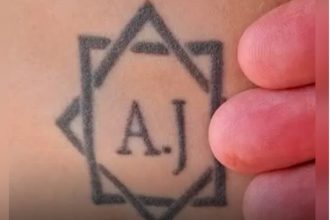 Homem homossexual tinha tatuagem com iniciais dos patrões (Foto: MTE/Divulgação)
