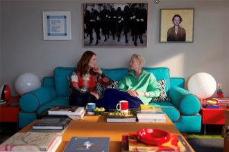 Julianne Moore e Tilda Swintn em cena do filme: drama comovente sobre a morte (Imagem: Netflix/Reprodução)