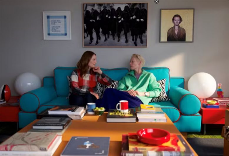 Julianne Moore e Tilda Swintn em cena do filme: drama comovente sobre a morte (Imagem: Netflix/Reprodução)
