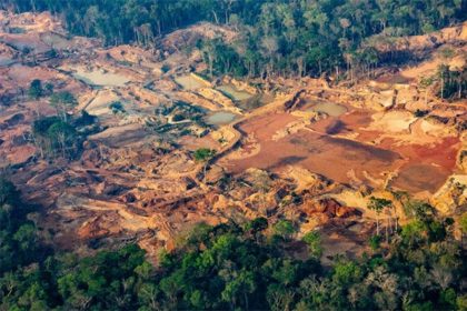 Destruição de área florestal na Amazônia por garimpo ilegal: Greenpeace alerta sobre falta de controle em licenças ambientais (Foto: Fabio Bispo/Greenpeace)