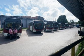 Ônibus parados em garagem de empresa em Manaus: motoristas e cobradores fazem greve (Foto: Jennifer Branches/AM ATUAL)