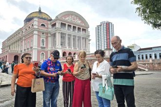Turistas idosos no Centro de Manaus: familiaridade com plataformas digitais e alvos de pesquisa sobre hábitos de consumo (Foto: Divulgação)