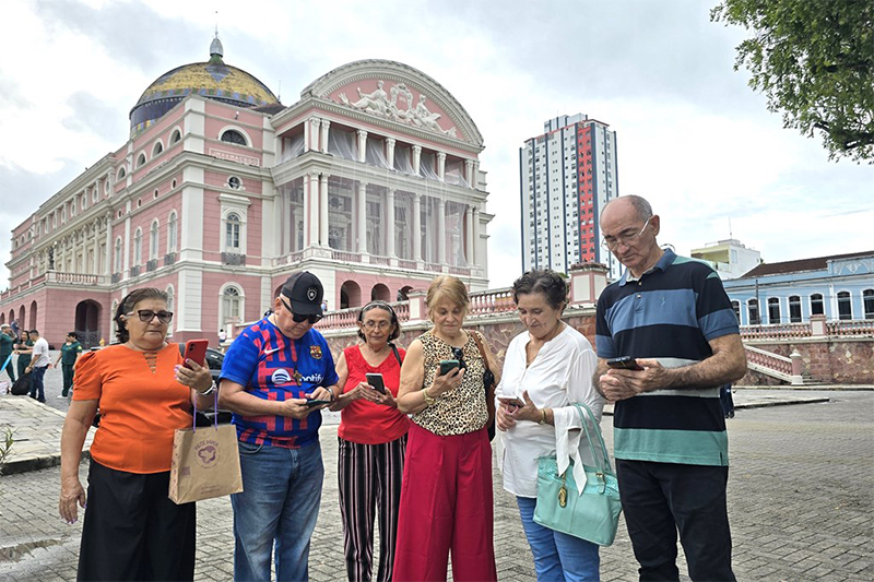 Turistas idosos no Centro de Manaus: familiaridade com plataformas digitais e alvos de pesquisa sobre hábitos de consumo (Foto: Divulgação)