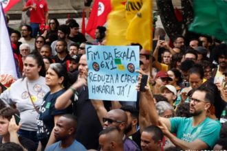 Trabalhadores em manifestação pela redução da jornada de trabalho (Foto: Tânia Rêgo/ABr)
