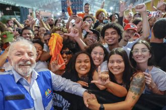 Lula com estudantes: crítica à elite por não proporcionar acesso à educação (Foto: Ricardo Stuckert/PR)