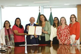 Acompanhado de ministras e representantes de entidades, Lula sancionou lei (Foto: Ricardo Stuckert/PR)