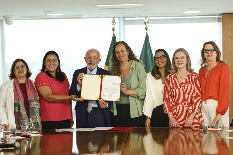Acompanhado de ministras e representantes de entidades, Lula sancionou lei (Foto: Ricardo Stuckert/PR)