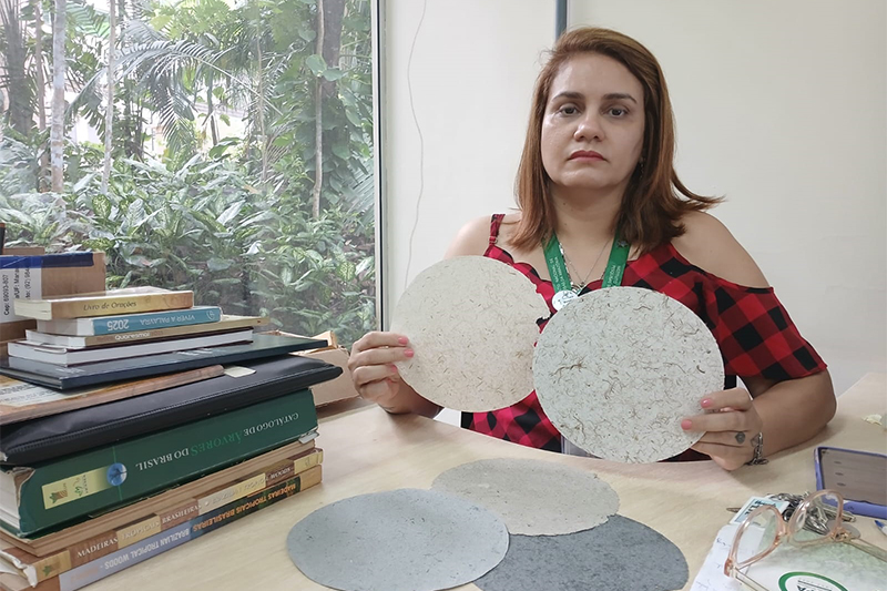 Marcela Amazonas e o papel produzido a partir de resíduos de frutos amazônicos: uso em filtros (Foto: Milton Almeida/AM ATUAL)