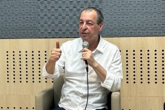 A decisão envolve recurso de Roberto Cidade (União Progressista) contra o também candidato ao governo do Amazonas Omar Aziz (PSD) (Foto: Felipe Campinas/AM ATUAL)