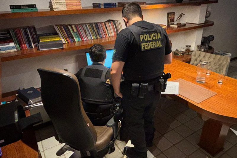 Agentes federais inspecionam computador em operação de combate a fraudes com dinheiro público (Foto: PF/Divulgação)
