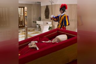 Corpo do papa Francisco está vestido de vermelho e em caixão simples de madeira (Foto: Vaticano/Instagram/Divulgação)