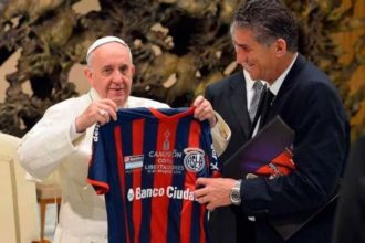 Papa Francisco ao receber camisa do San Lorenzo: torcedor do clube argentino (Foto: Vatican Media/Divulgação)