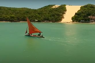 Morro do Careca na praia de Ponta Negra, em Natal (RN): projeto para desenvolver turismo no Nordeste (Imagem: Praiamar Express/YouTube/Reprodução)