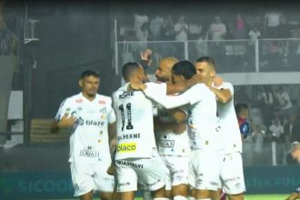 Jogadores do Santos comemoram gol, mas time empatou com o Bahia em casa (Imagem: GE/YouTube/Reprodução)