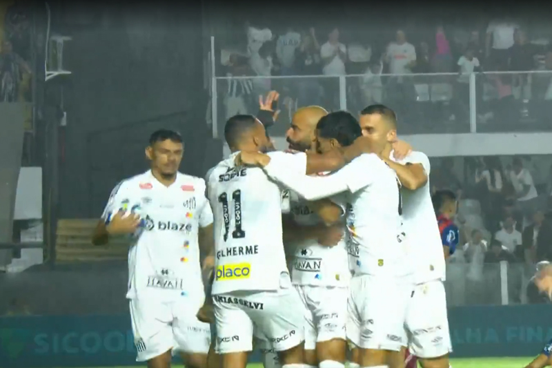 Jogadores do Santos comemoram gol, mas time empatou com o Bahia em casa (Imagem: GE/YouTube/Reprodução)