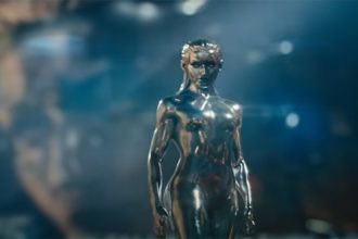 Julia Garner é a Surfista Prateada, aliada do vilão Galactus, no novo Quarteto Fantástico (Imagem: Marvel/YouTube/Reprodução)