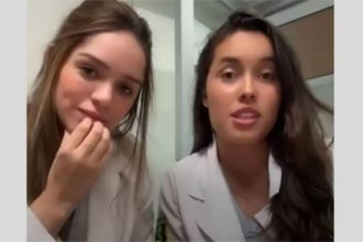 Gabrielli Farias de Souza e Thais Caldeiras Soares Foffano irornizam paciente em vídeo na rede social (Imagem: CNN/YouTube/Reprodução)