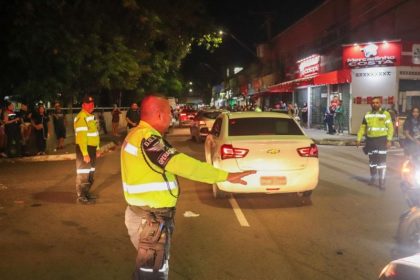 Agentes do Detran na abordagem a motoristas: irregularidades no trânsito (Foto: Divulgação/Detran-AM)