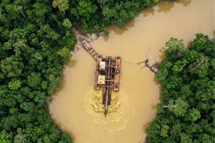 Draga de garimpo: Justiça ordenou interrupção de lavra no Rio Japurá (Imagem gerada por IA/Gemini)