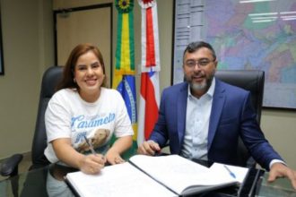 Leda Maria Maia com o governador Wilson Lima ao assinar nomeação: primeira secretária de proteção animal do Estado (Foto: Reprodução/Instagram)