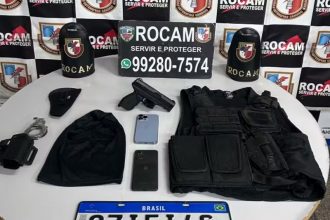 Pistolas, uma falsa, além de colete à prova de balas, foram encontradas com os suspeitos (Foto: PCAM/Divulgação)