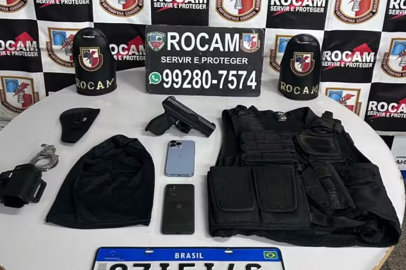 Pistolas, uma falsa, além de colete à prova de balas, foram encontradas com os suspeitos (Foto: PCAM/Divulgação)