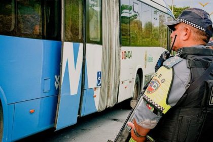 Policial militar em ação de abordagem a ônibus: assaltos renderam indenização a motorista em Manaus (Foto: SSP-AM)