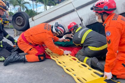 Bombeiros resgatam vítima em acidente de trânsito: motociclistas são maioria entre mortos (Foto: FVS/Divulgação)
