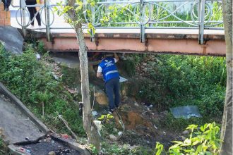 Servidor da Semasc aborda pessoa que vive na rua embaixo de ponte em avenida de Manaus (Foto: Dhyeizo Lemos/Semcom)