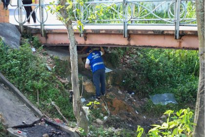 Servidor da Semasc aborda pessoa que vive na rua embaixo de ponte em avenida de Manaus (Foto: Dhyeizo Lemos/Semcom)