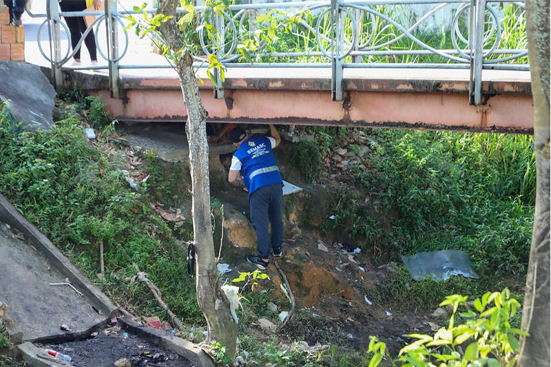 Servidor da Semasc aborda pessoa que vive na rua embaixo de ponte em avenida de Manaus (Foto: Dhyeizo Lemos/Semcom)